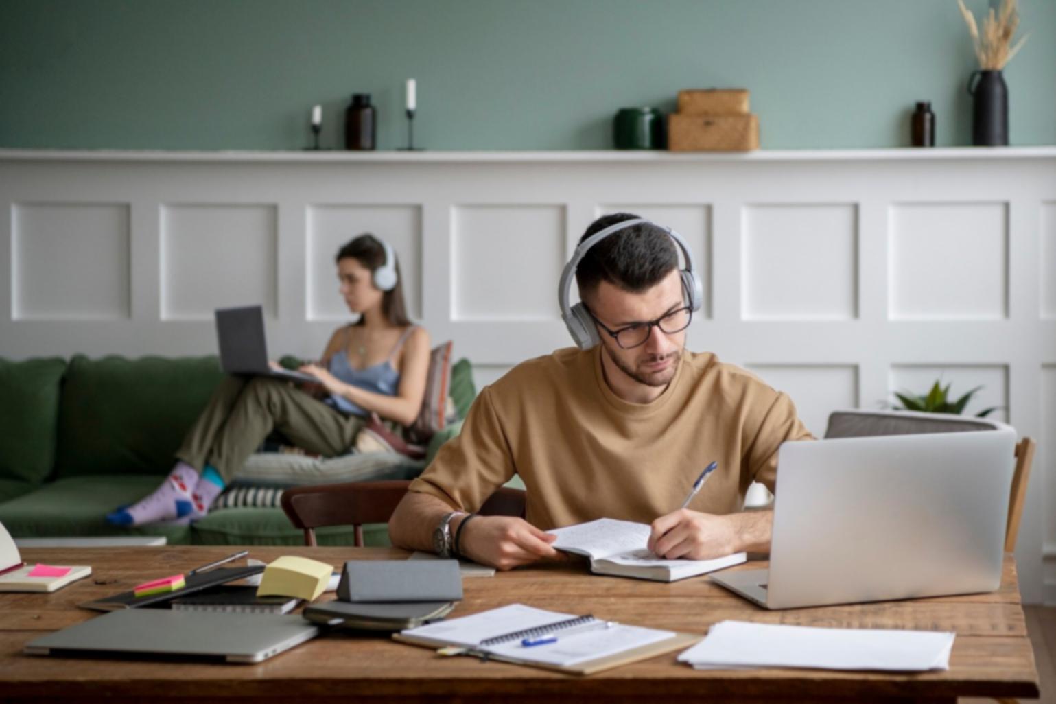 Grupo de empresarios colaborando en una mesa de trabajo con documentos financieros