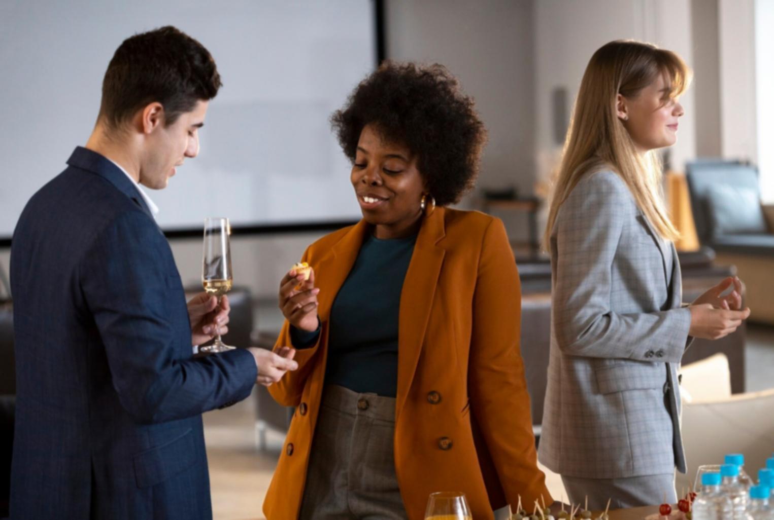 Profesional trabajando en estrategias financieras con documentos y calculadora